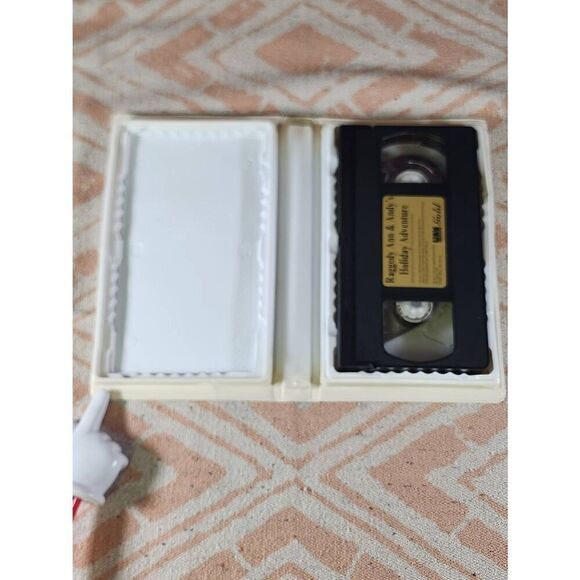 Raggedy Ann & Andy’s Holiday Adventure VHS  Gold 1995 Rare Find - Picture 6 of 7